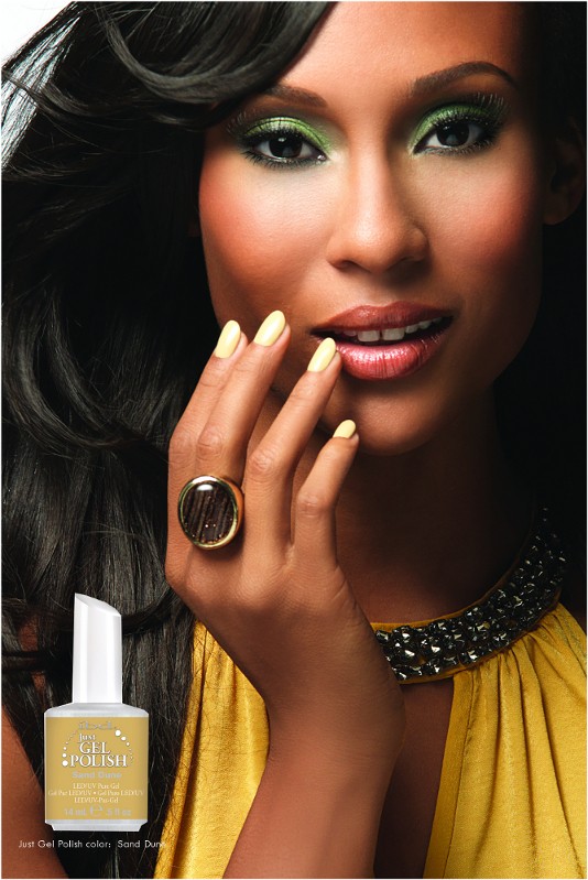 Modella indossa Ibd Just Gel Polish Sand dune
