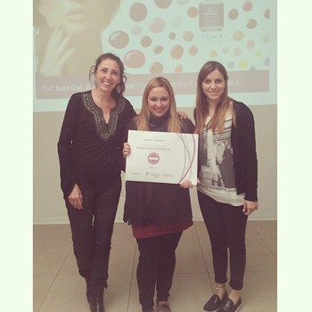 Roberta riceve l'attestato Corso ibd Just Gel Polish